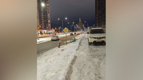 В воронежском микрорайоне Шилово дети возле дороги катались с горки на ледянках