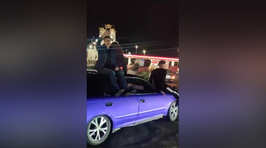 Под Воронежем оштрафовали водителей, прокативших друзей на крыше, капоте и багажнике машин