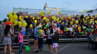 На акции #ВместеЯрче воронежцы запустили в небо 500 шаров со светодиодами