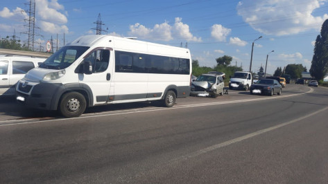 Несколько человек пострадали при столкновении маршрутки и 2 легковых авто в Воронеже