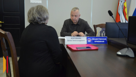 В Верхнемамонском районе помощник заместителя председателя Госдумы РФ Алексея Гордеева провел прием граждан
