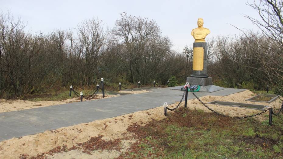 В ольховатском селе активисты обустроили памятник Герою Советского Союза