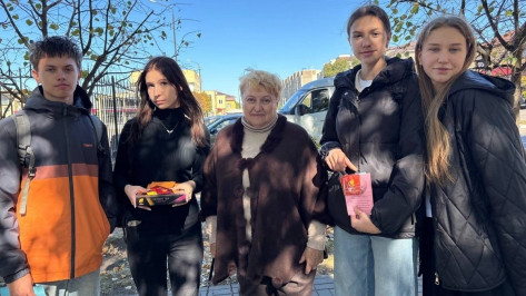 Павловские школьники угостили пенсионеров чаем в Международный день пожилых людей