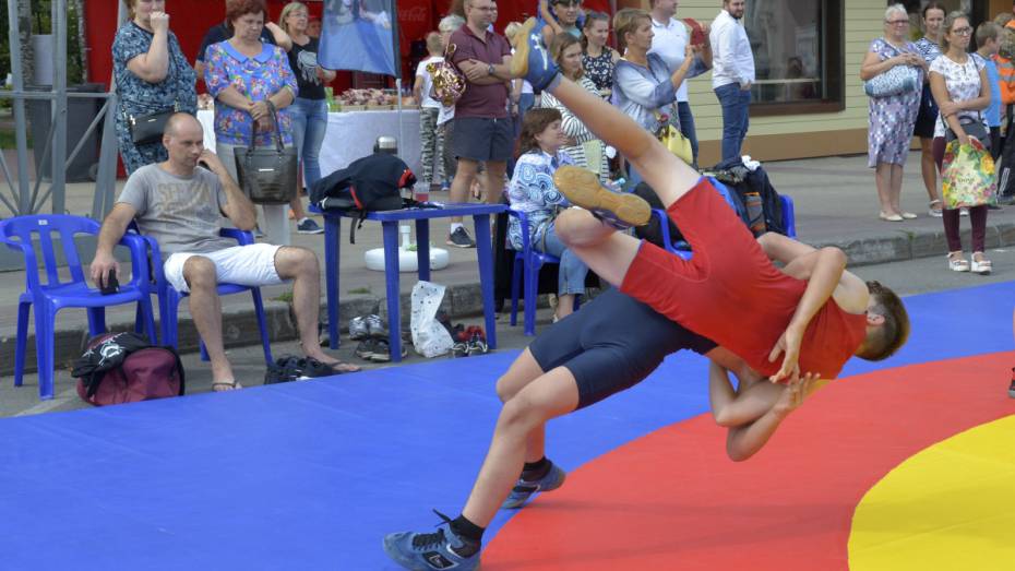 На «Ярмарке спорта» воронежцы увидели разницу между борьбой и дзюдо