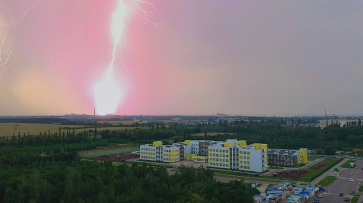 Яркую молнию сняли на видео в Воронеже во время грозы