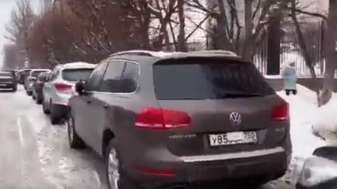 В Воронеже за год наказали 350 водителей, закрывающих номера на платных парковках