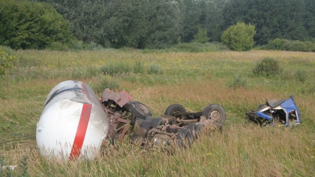 В Острогожске ликвидирована опасность взрыва пропана, который перевозил перевернувшийся грузовик