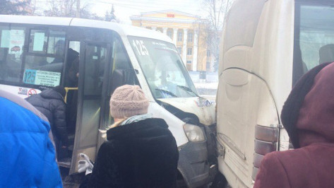 В Воронеже при столкновении 3 маршруток пострадали 3 человека