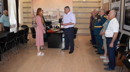 В Ольховатке орден Мужества погибшего на Украине командира группы спецназа вручили его вдове