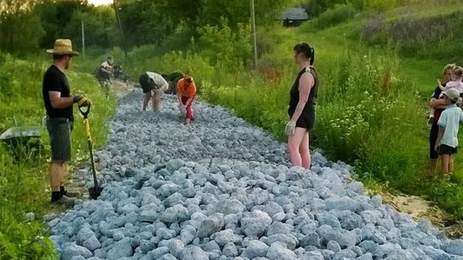 В Нижнедевицком районе активисты благоустроили дорогу на окраине села