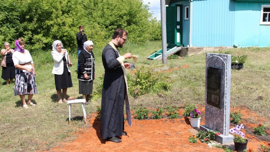 В семилукском селе Новосильское на месте разрушенной церкви установили стелу