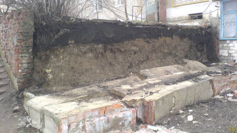 В Подгоренском во дворе многоэтажки обрушилась стена, которая удерживала землю от оползней