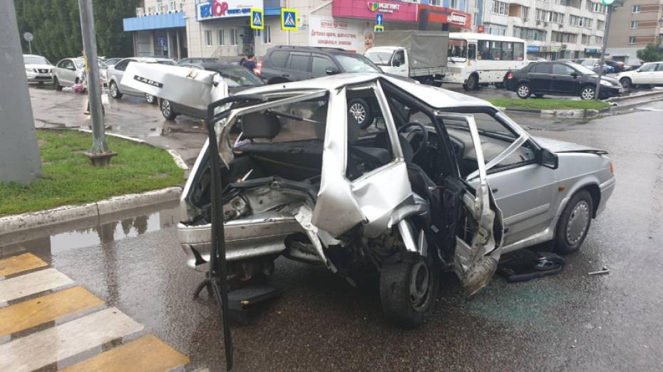 Водитель иномарки сбежал после ДТП на Ленинском проспекте в Воронеже 