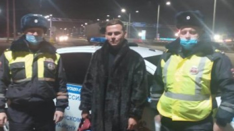 Полицейские помогли автостоперу, замерзавшему на трассе под Воронежем