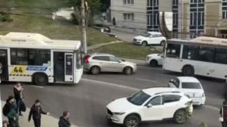 Огромная пробка образовалась возле ЮВЖД в Воронеже из-за массового ДТП с автобусами