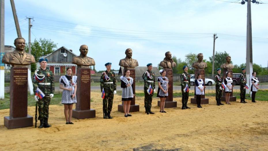 В Воробьевке установили 6 бюстов землякам героям Советского Союза
