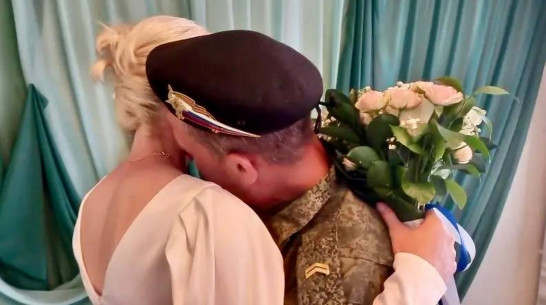 Девушка уехала в зону СВО на бронетранспортере ради воронежского бойца