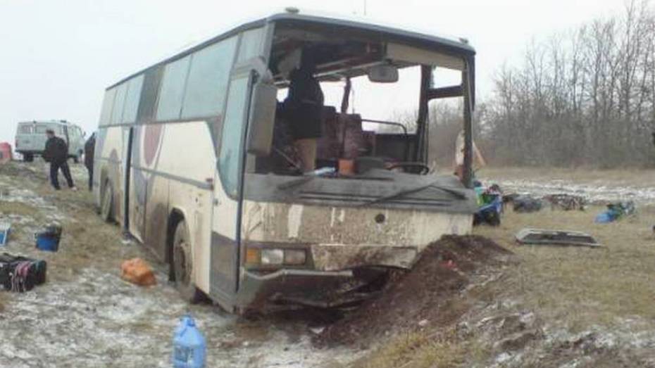 Автобус и грузовик столкнулись на трассе М4 в Воронежской области: трое пострадавших