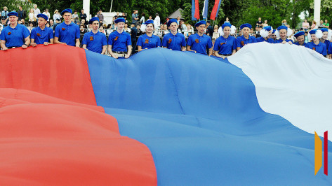 В Воронеже развернут гигантский триколор в День России