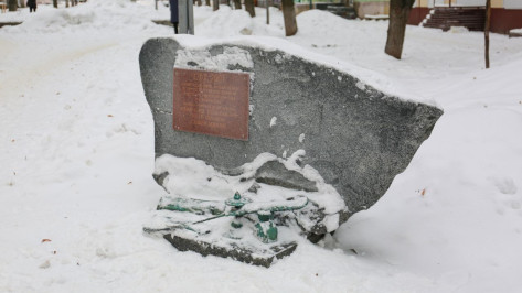 Вандалы повредили скульптуру «Подпись Петра I» в Воронеже