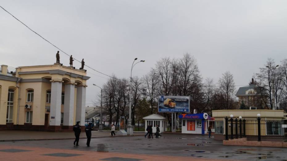 В сквере у вокзала «Воронеж 1» полицейские нашли зарезанного человека