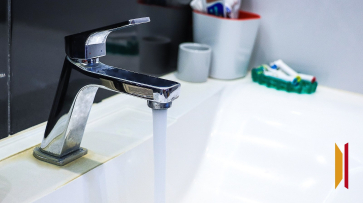 В Левобережном районе Воронежа устраняют еще одно повреждение на трубопроводе без отключения воды