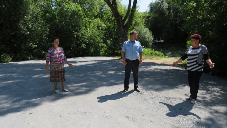 Общественники нижнедевицкого села Новая Ольшанка благоустроили участок дороги к источнику