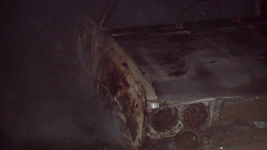 В Богучарском районе сгорела вылетевшая в кювет «шестерка» 