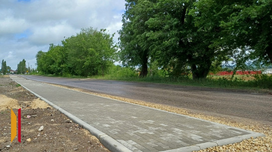 В центре поселка Хохольский сделали тротуар протяженностью 800 м