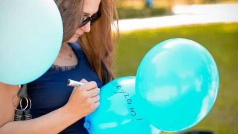 В память о воронежском студенте Григории Беланове в небо выпустили синие шары