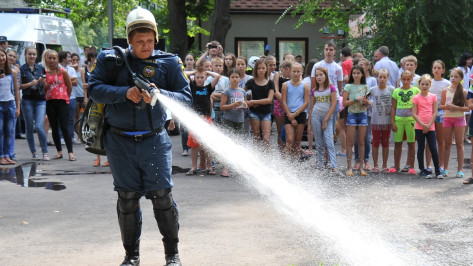 Воронежские пожарные научили детей правильно действовать во время пожара в лагере