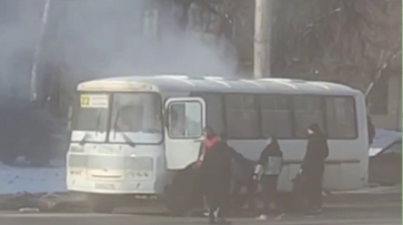 Загоревшийся автобус на улице Ильича сняли на видео в Воронеже