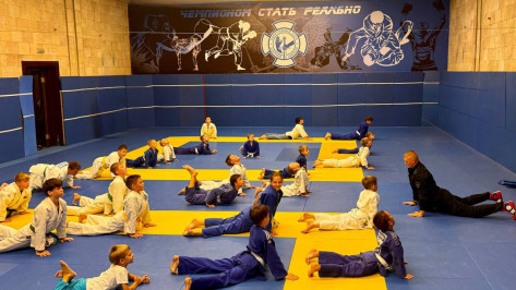 Для юных воронежских спортсменов провели «Зарядку со стражем порядка»