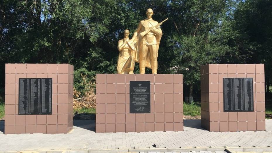 В верхнемамонском селе Осетровка отремонтировали памятник погибшим в годы ВОВ землякам