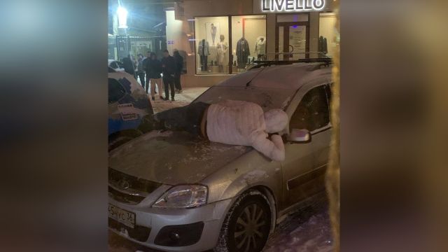 Мужчина устроил танцы на крыше автомобиля в центре Воронежа