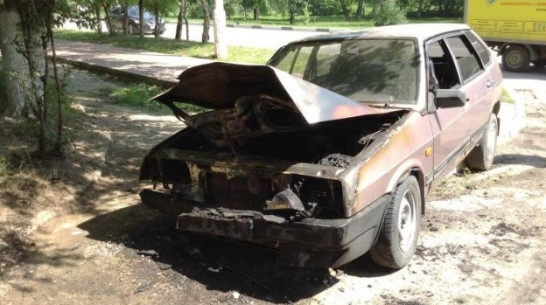 В Богучаре из-за короткого замыкания сгорела «девятка» 