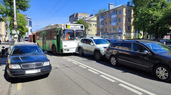 Троллейбус попал в массовую аварию в центре Воронежа