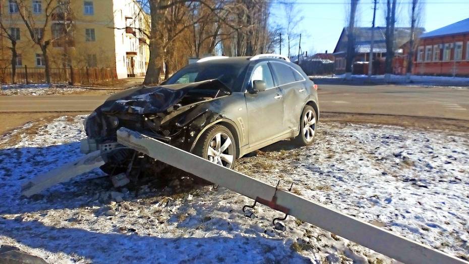 В Борисоглебске столкнулись Chevrolet и Infiniti: пострадали 2 человека 