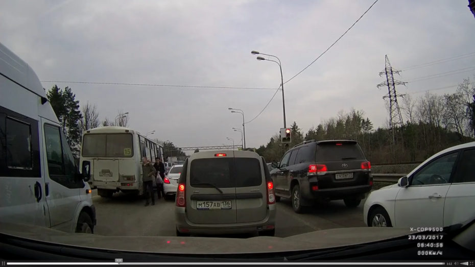 В Воронеже водитель «ПАЗа» высадил пассажиров в крайней левой полосе