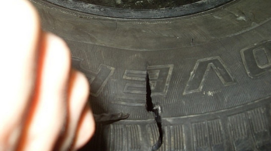 В Нижнедевицком районе злоумышленники порезали шины рейсовых автобусов