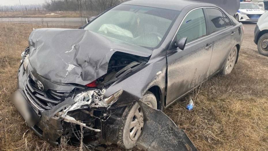 В Воронежской области «Лада» врезалась в Toyota Camry: пострадали 2 человека