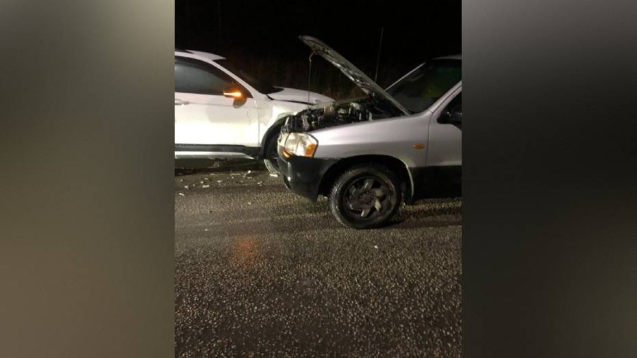 Под Воронежем Mazda сбила мужчину и врезалась еще в два автомобиля