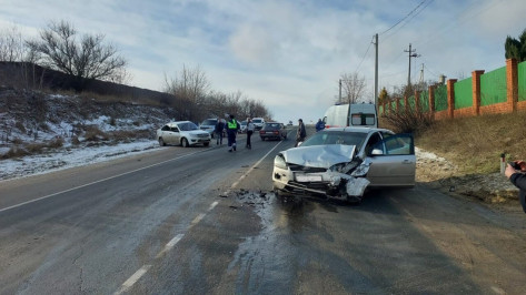 Три человека пострадали при столкновении «Гранты» и Ford Focus в Воронежской области
