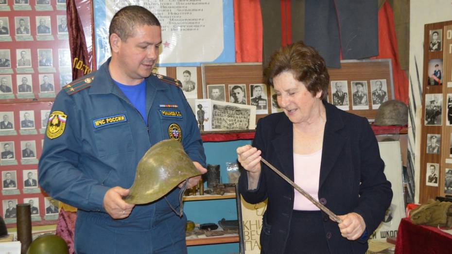 Воробьевские пожарные подарили музею штык винтовки Мосина