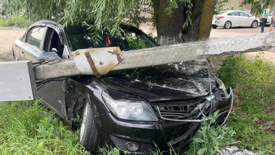 В Борисоглебске 19-летняя автомобилистка сбила столб со светофором