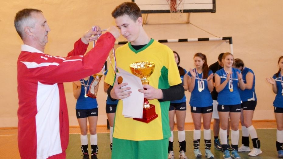 Победителей бутурлиновского турнира по волейболу наградили пирогами