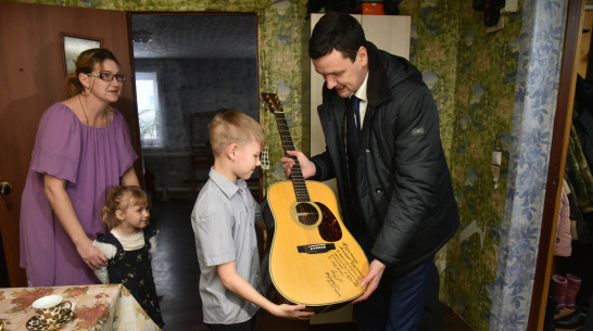 Воронежскому мальчику из Нижнего Мамона вручили гитару от главы российского МИДа Сергея Лаврова
