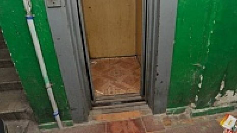 В Воронеже задержан мужчина, грабивший девушек в лифтах