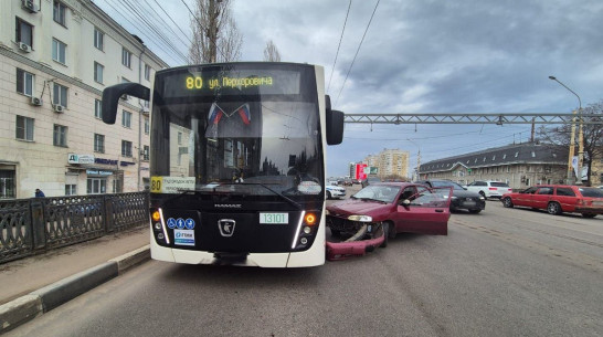 Двух пассажирок воронежского автобуса увезли на «скорой» после ДТП с иномаркой
