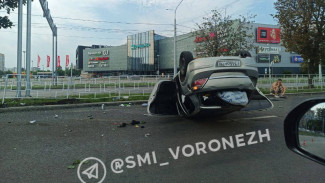 Автомобиль врезался в ограждение и перевернулся возле ТРК в Воронеже: видео